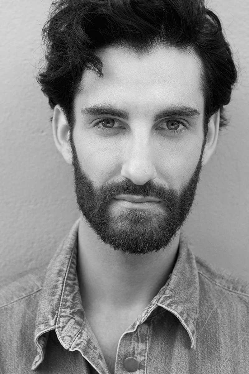 close-up-portrait-of-a-young-man-with-beard-PVP4JH4-portret